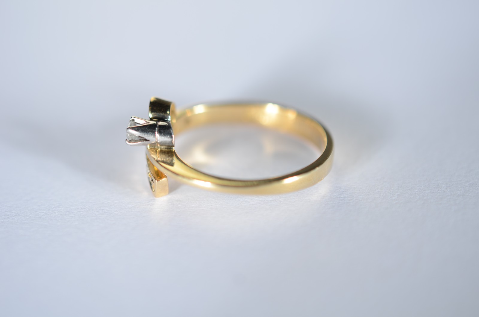 Anel de ouro 18 k., feitio meia volta com 5 brilhantes e um solitário... - foto 6 de 8