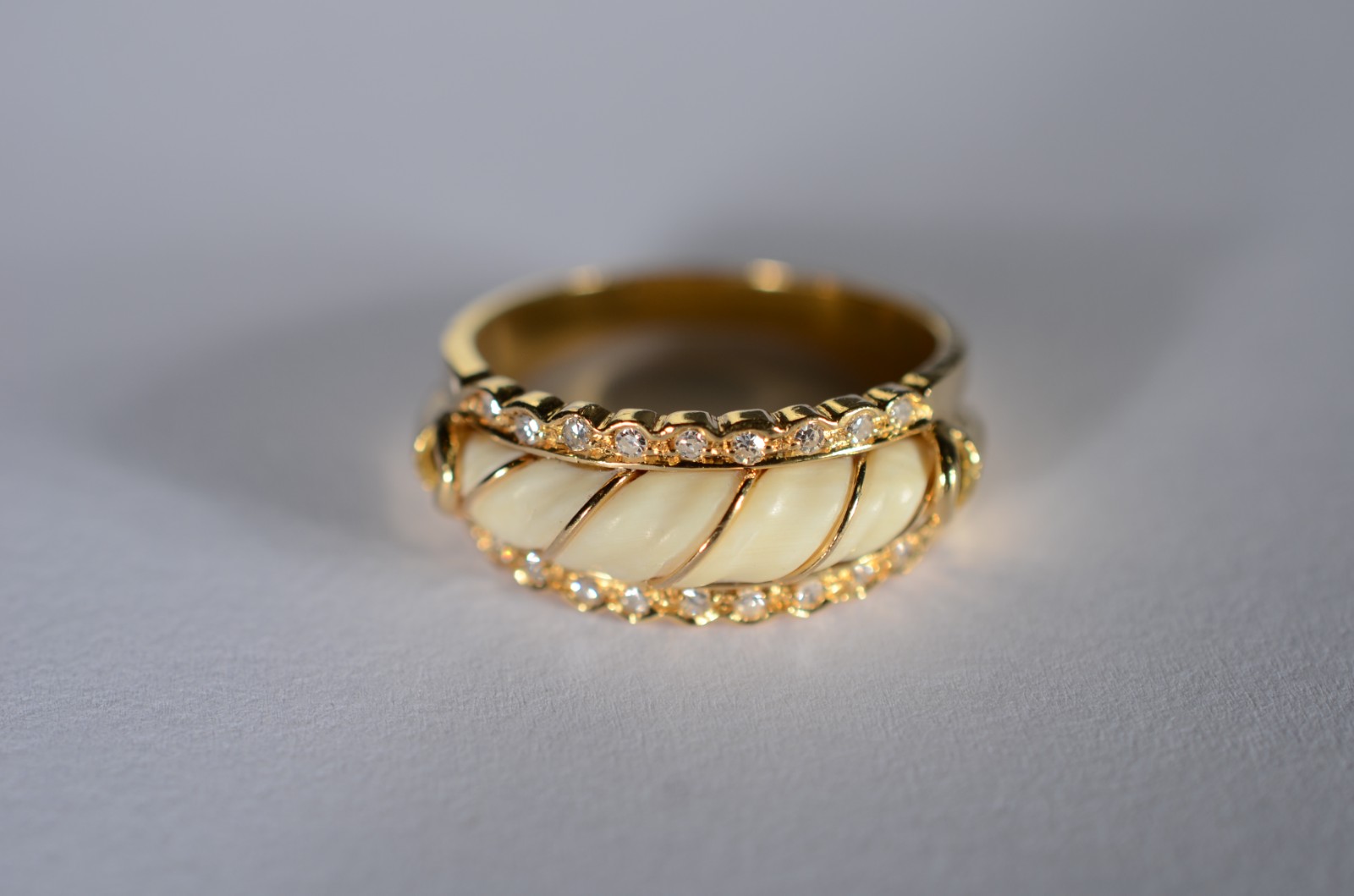 Anel de ouro 18 k., cravejado nas laterais com brilhantes e detalhes... - foto 1 de 6