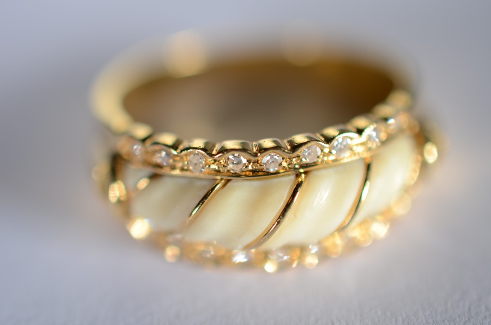 Anel de ouro 18 k., cravejado nas laterais com brilhantes e detalhes... - foto 2 de 6
