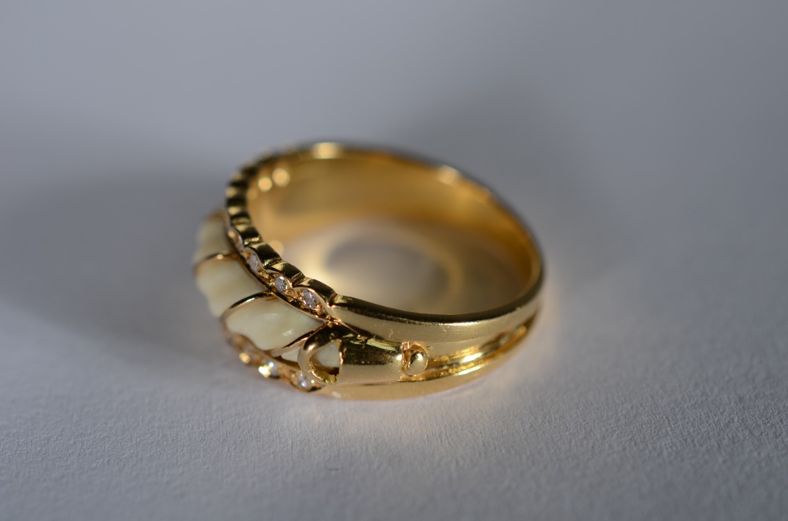 Anel de ouro 18 k., cravejado nas laterais com brilhantes e detalhes... - foto 3 de 6