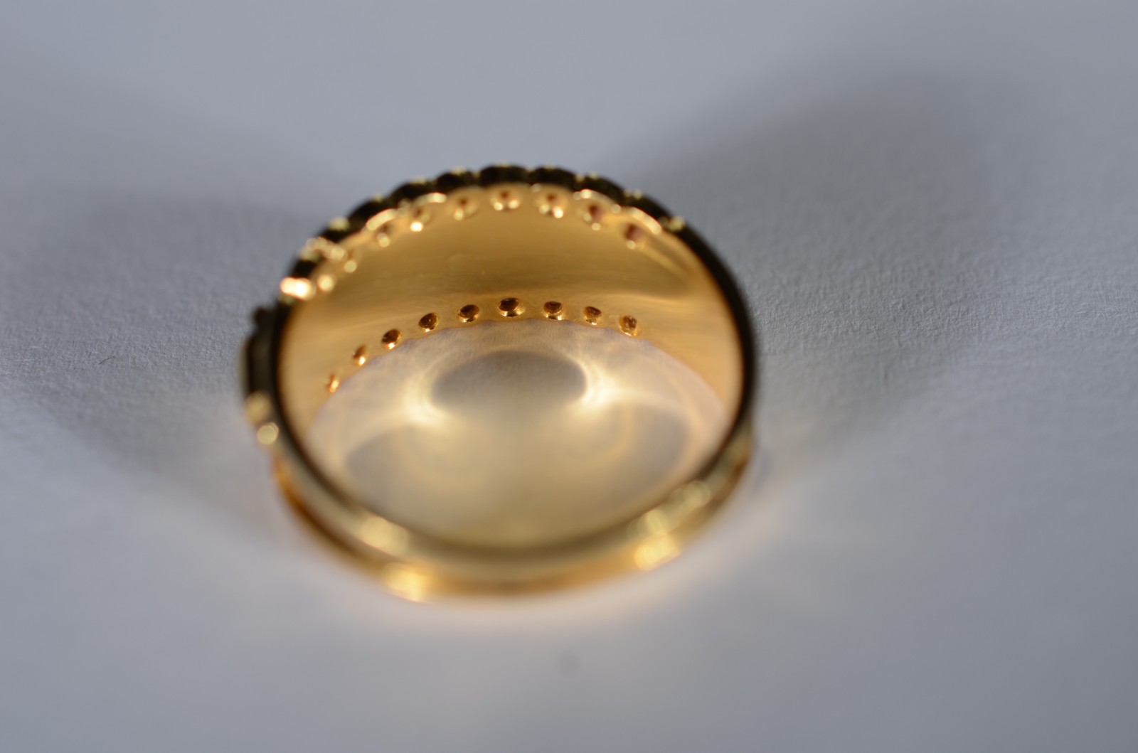 Anel de ouro 18 k., cravejado nas laterais com brilhantes e detalhes... - foto 4 de 6