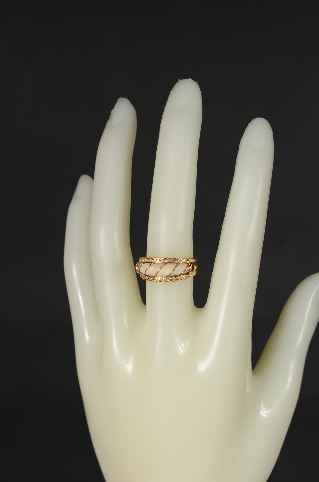 Anel de ouro 18 k., cravejado nas laterais com brilhantes e detalhes... - foto 5 de 6