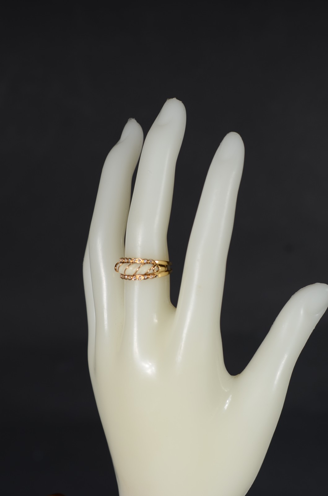 Anel de ouro 18 k., cravejado nas laterais com brilhantes e detalhes... - foto 6 de 6