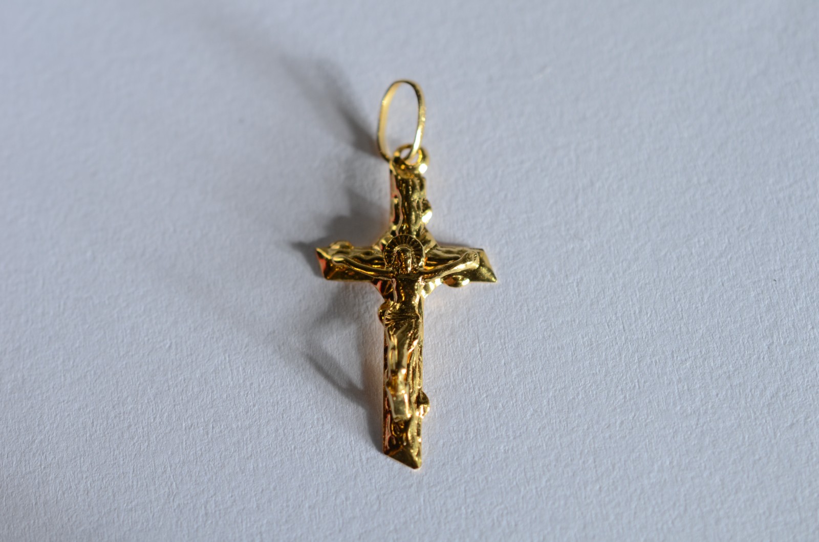 Crucifixo de ouro 18 k., contraste 725 mls. (Por motivos de segurança... - foto 1 de 3