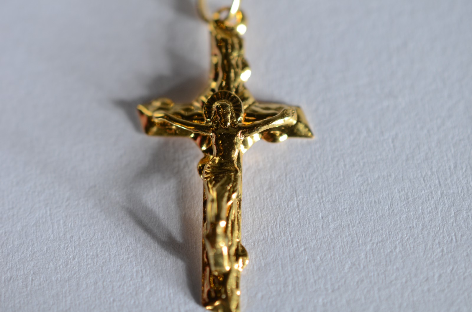 Crucifixo de ouro 18 k., contraste 725 mls. (Por motivos de segurança... - foto 2 de 3