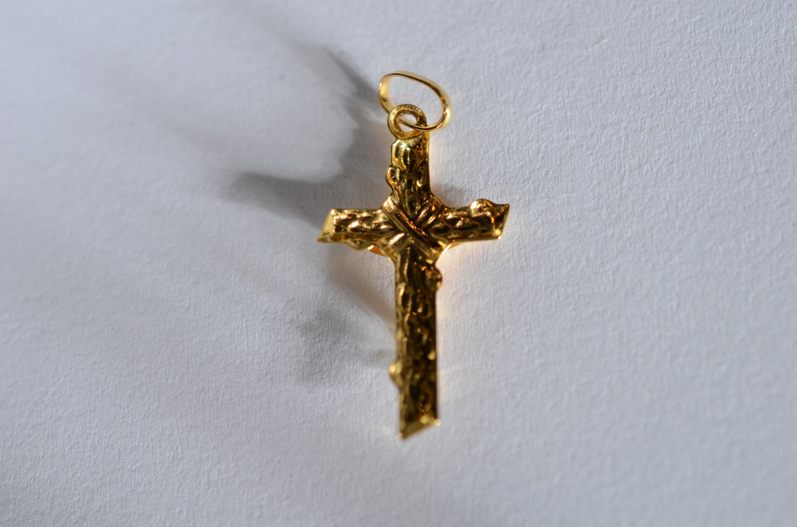 Crucifixo de ouro 18 k., contraste 725 mls. (Por motivos de segurança... - foto 3 de 3