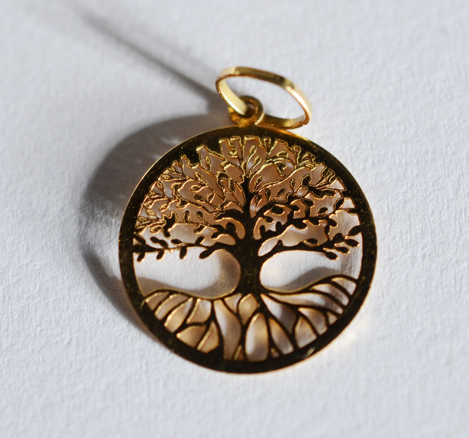 Pendente na forma de medalha com árvore da fortuna de ouro 18 k. (Por... - foto 1 de 3