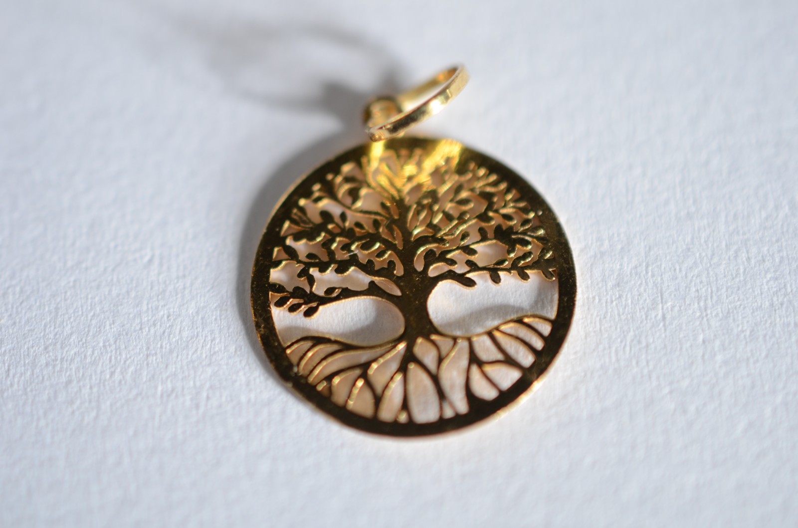 Pendente na forma de medalha com árvore da fortuna de ouro 18 k. (Por... - foto 3 de 3