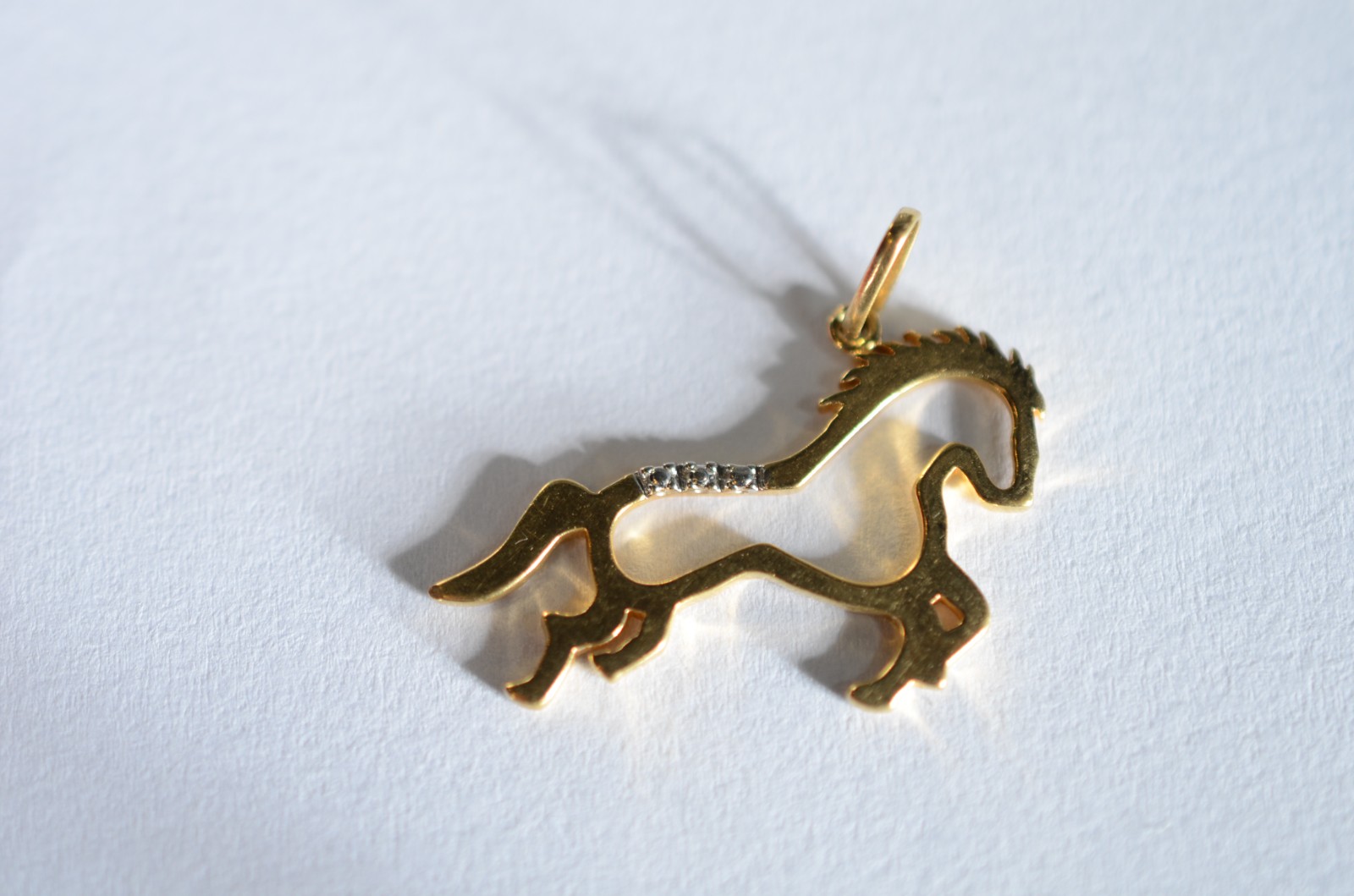 Pendente na forma de cavalo de ouro 18 k., contraste 750 mls. (Por... - foto 1 de 3