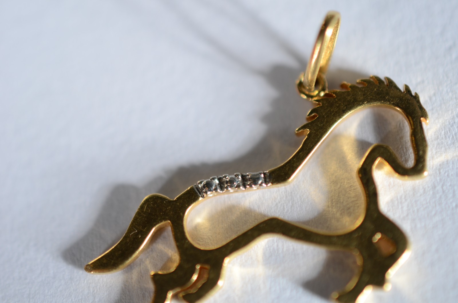 Pendente na forma de cavalo de ouro 18 k., contraste 750 mls. (Por... - foto 2 de 3