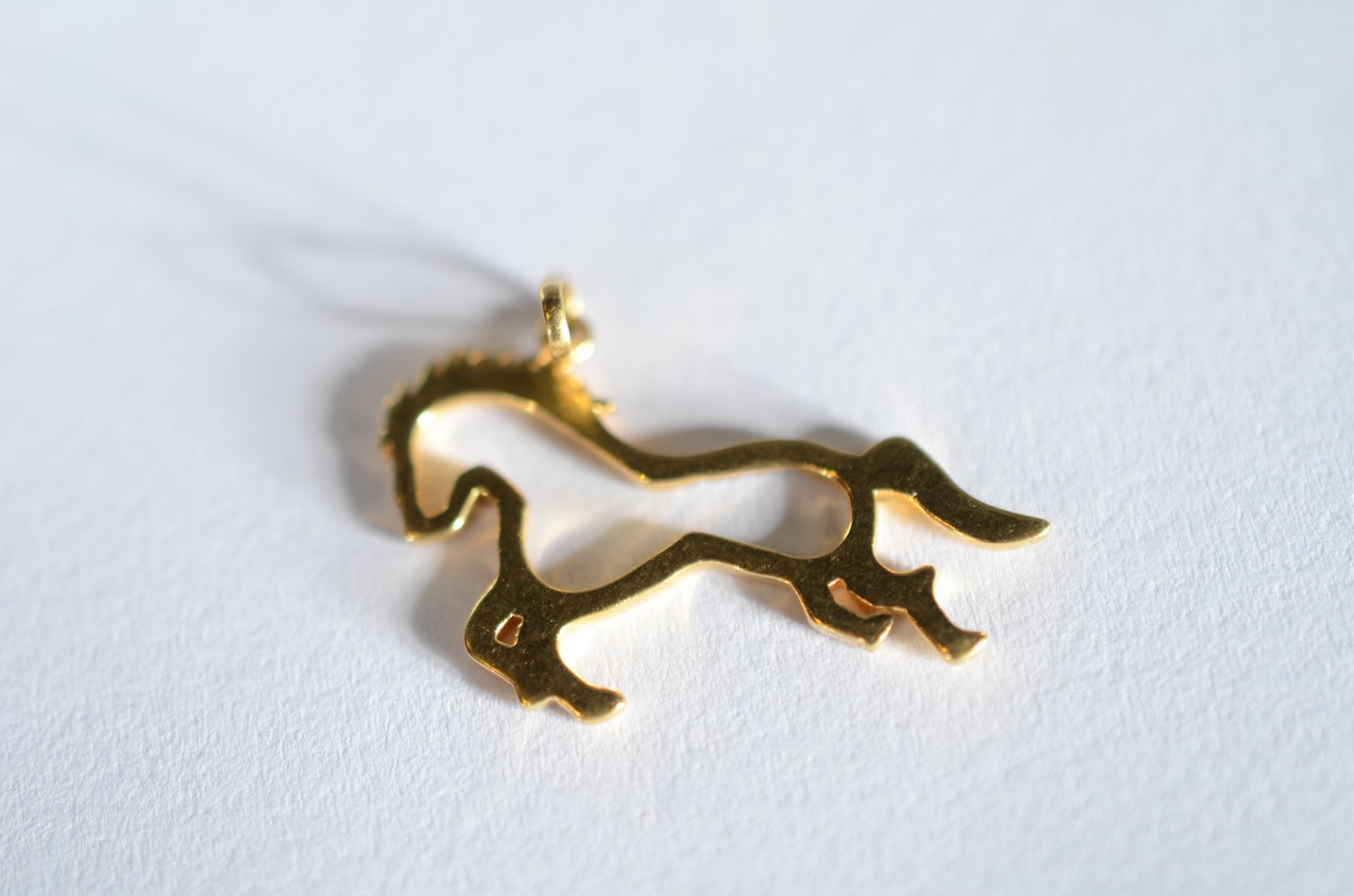 Pendente na forma de cavalo de ouro 18 k., contraste 750 mls. (Por... - foto 3 de 3