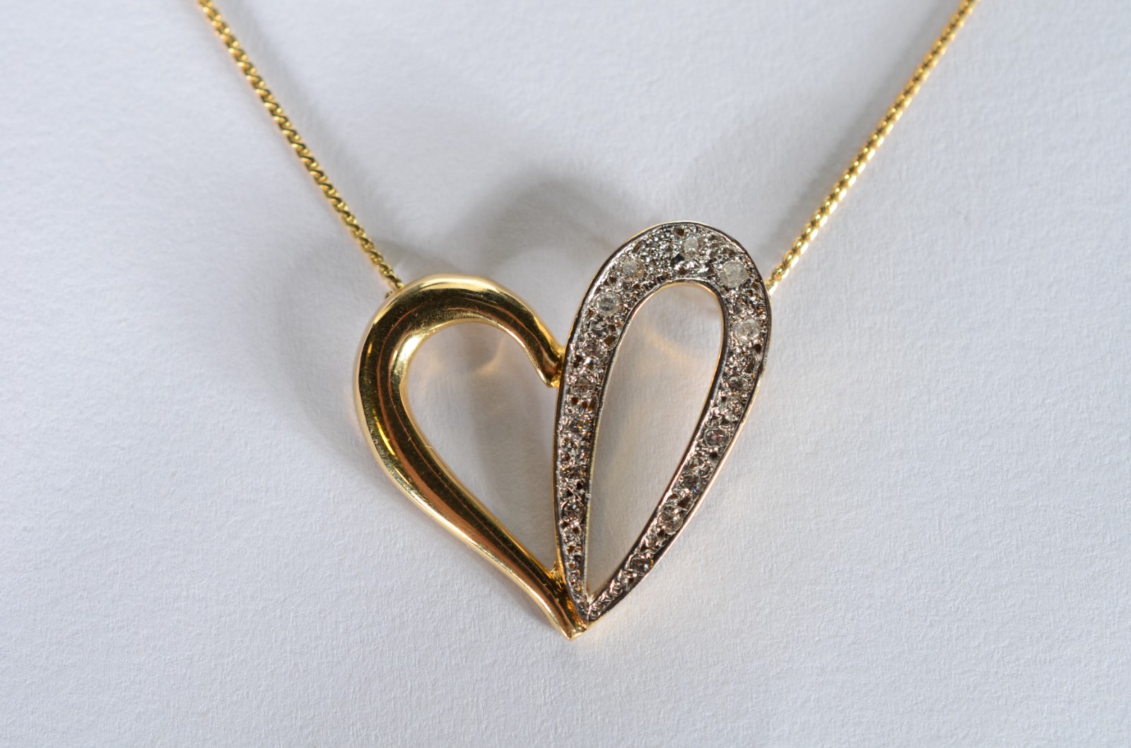 Colar com pendente feitio coração com vazados de ouro 18 k... - foto 2 de 7