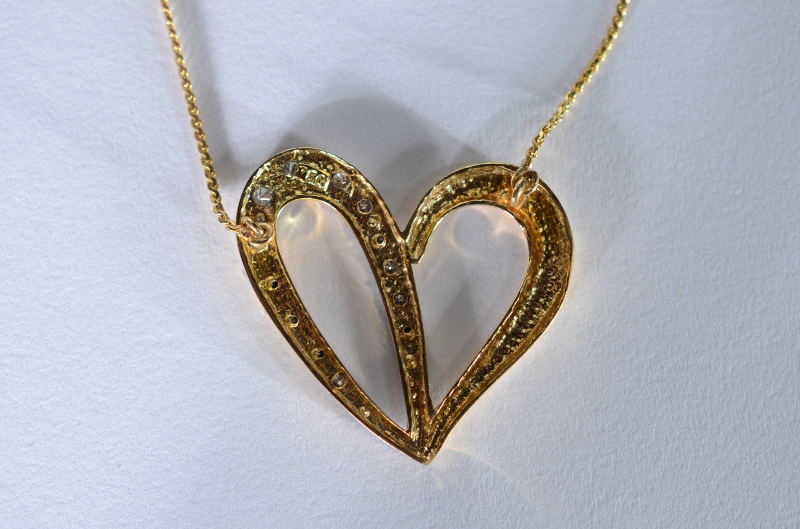 Colar com pendente feitio coração com vazados de ouro 18 k... - foto 6 de 7