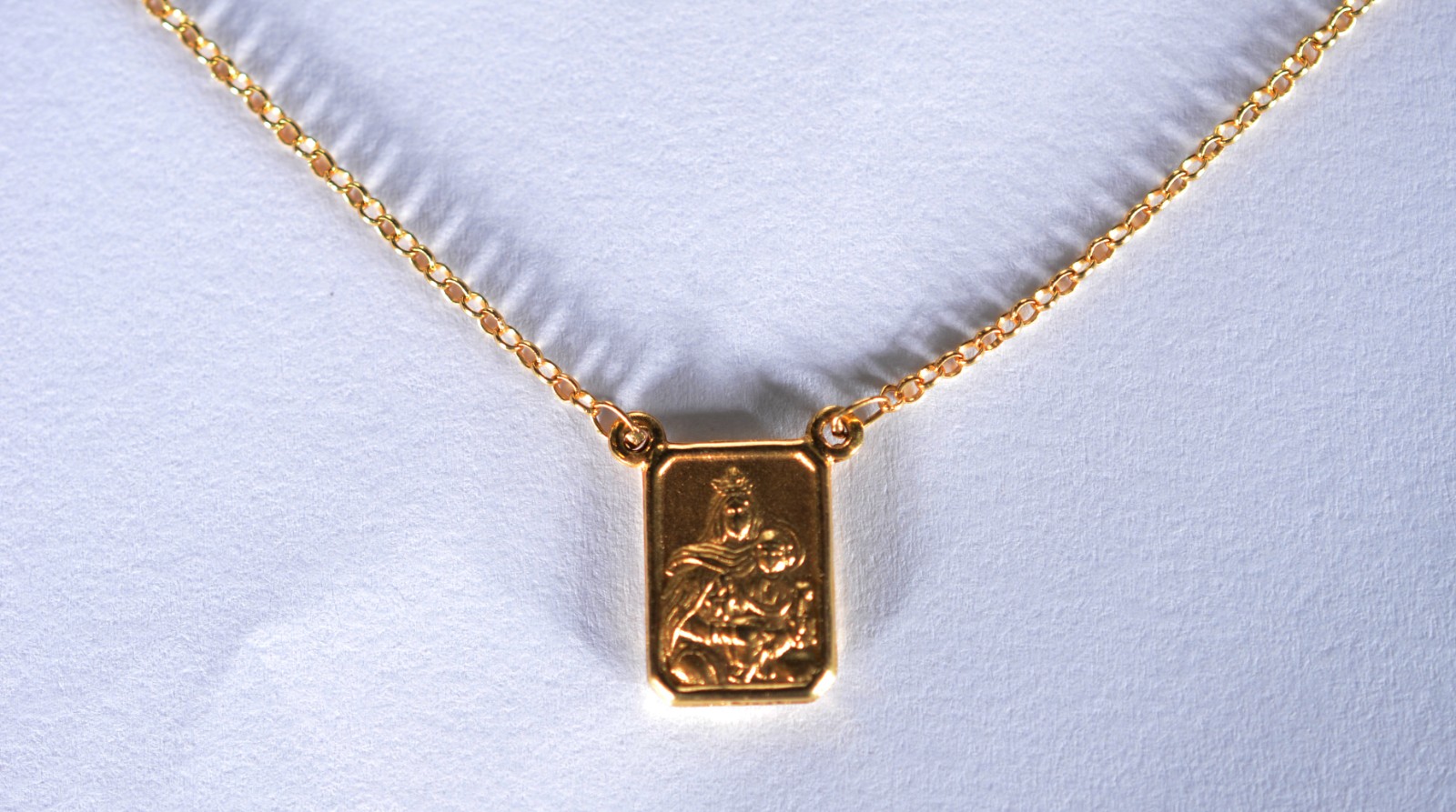 Colar com medalha de ouro 18 k., contraste 750 mls. (Por motivos de... - foto 1 de 6