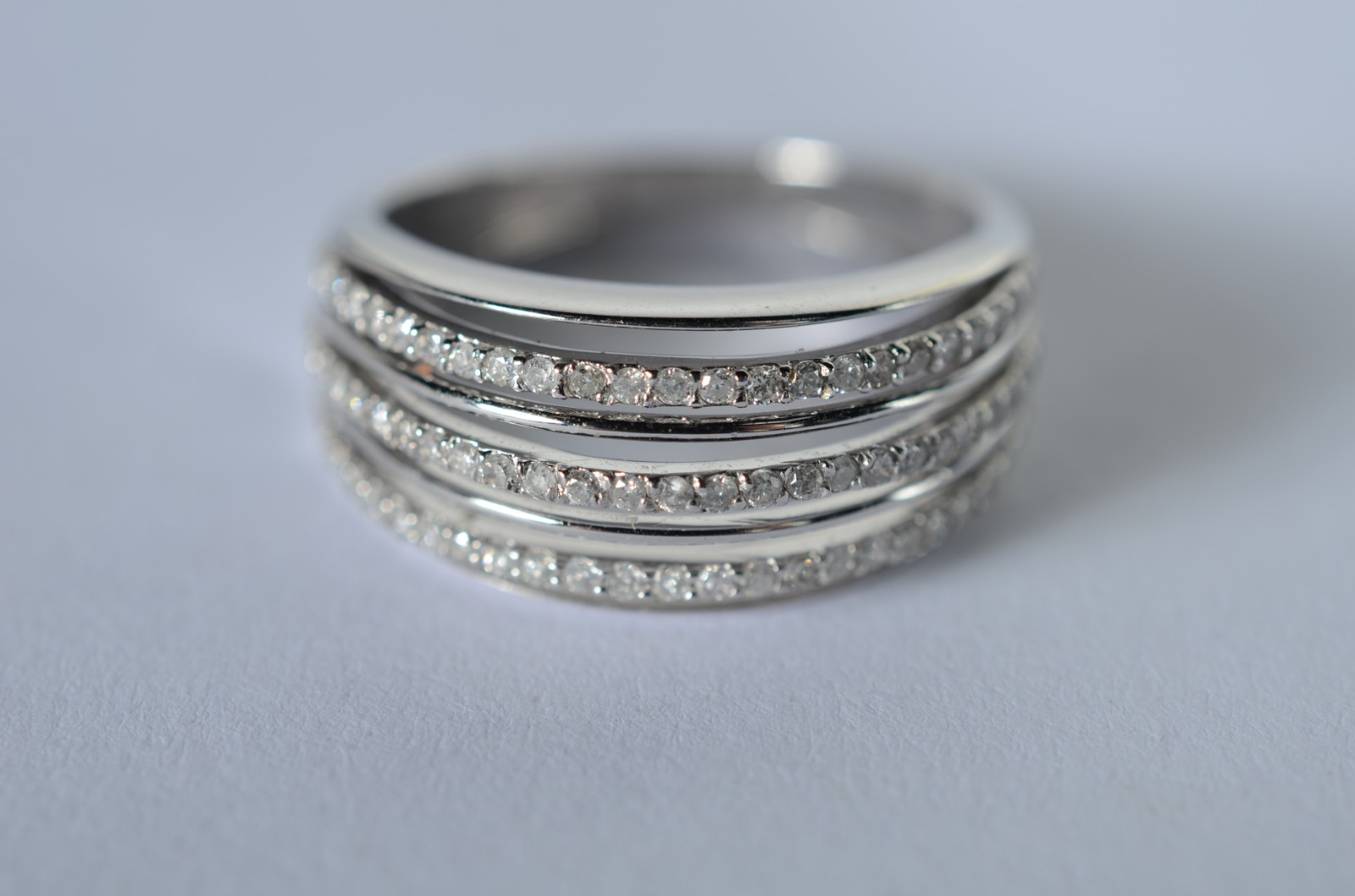 Anel de ouro branco de 3 aros com aproximadamente 90 brilhantes, aro... - foto 1 de 7