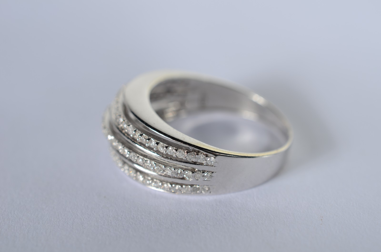 Anel de ouro branco de 3 aros com aproximadamente 90 brilhantes, aro... - foto 4 de 7