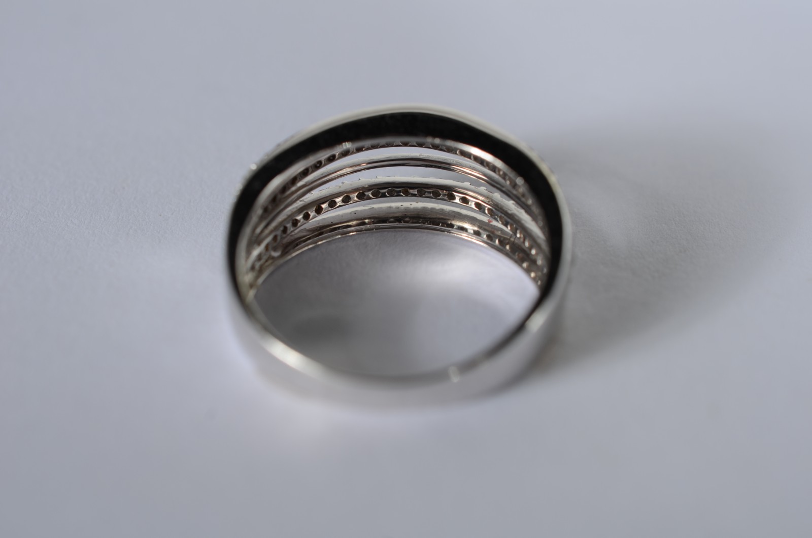 Anel de ouro branco de 3 aros com aproximadamente 90 brilhantes, aro... - foto 5 de 7