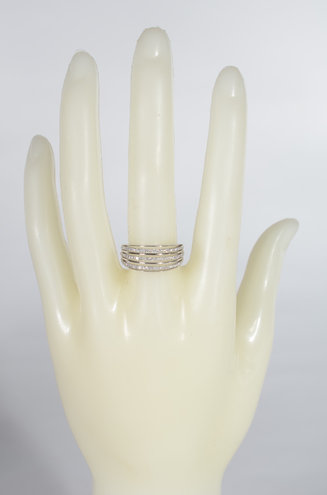 Anel de ouro branco de 3 aros com aproximadamente 90 brilhantes, aro... - foto 6 de 7