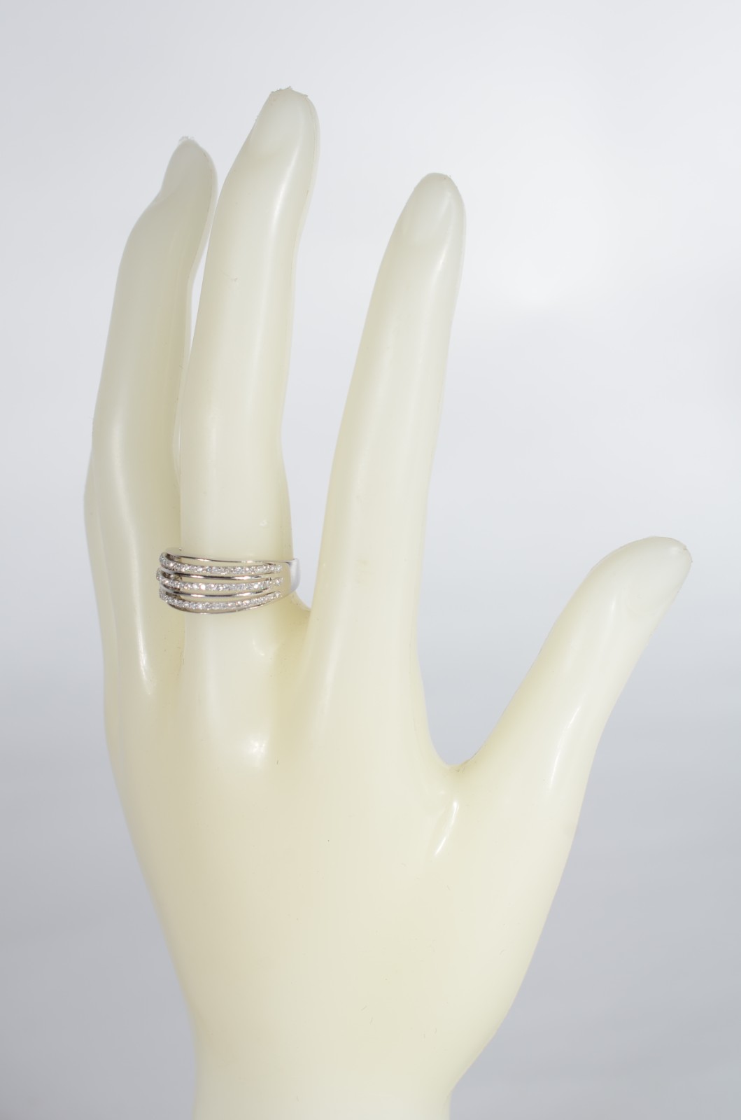 Anel de ouro branco de 3 aros com aproximadamente 90 brilhantes, aro... - foto 7 de 7
