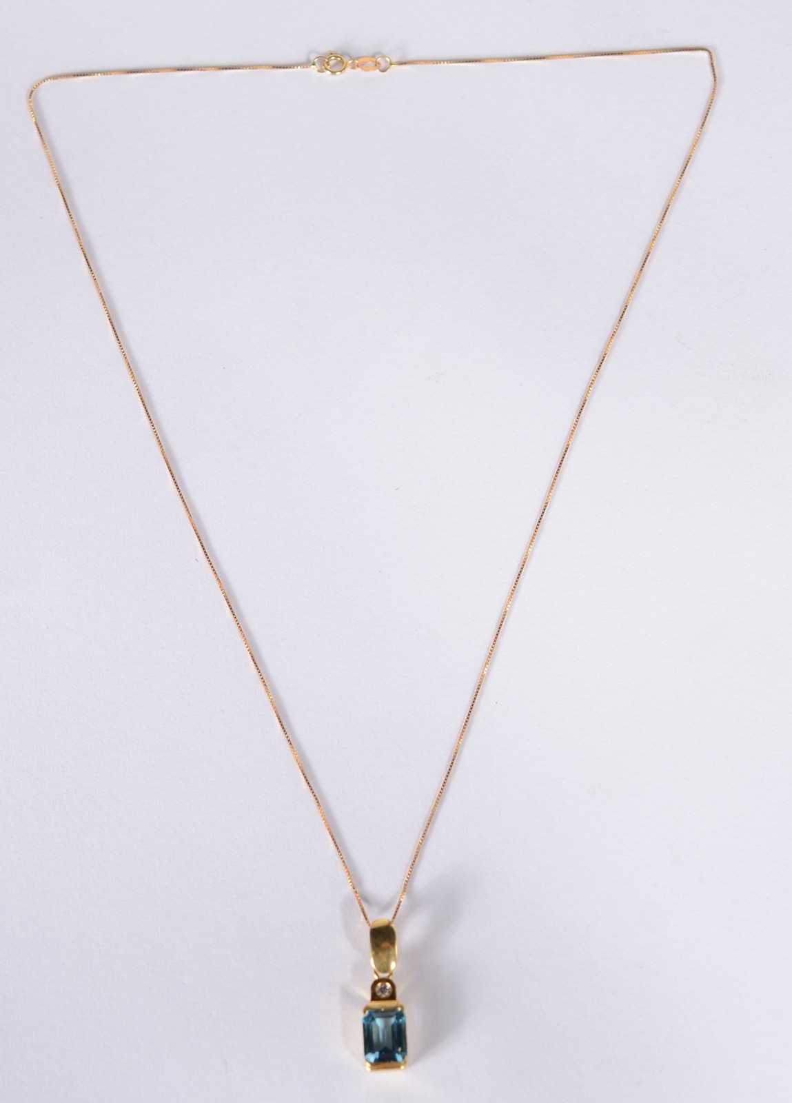 Colar de ouro 18 k., contraste 750 mls com pendente com pedra azul... - foto 1 de 8