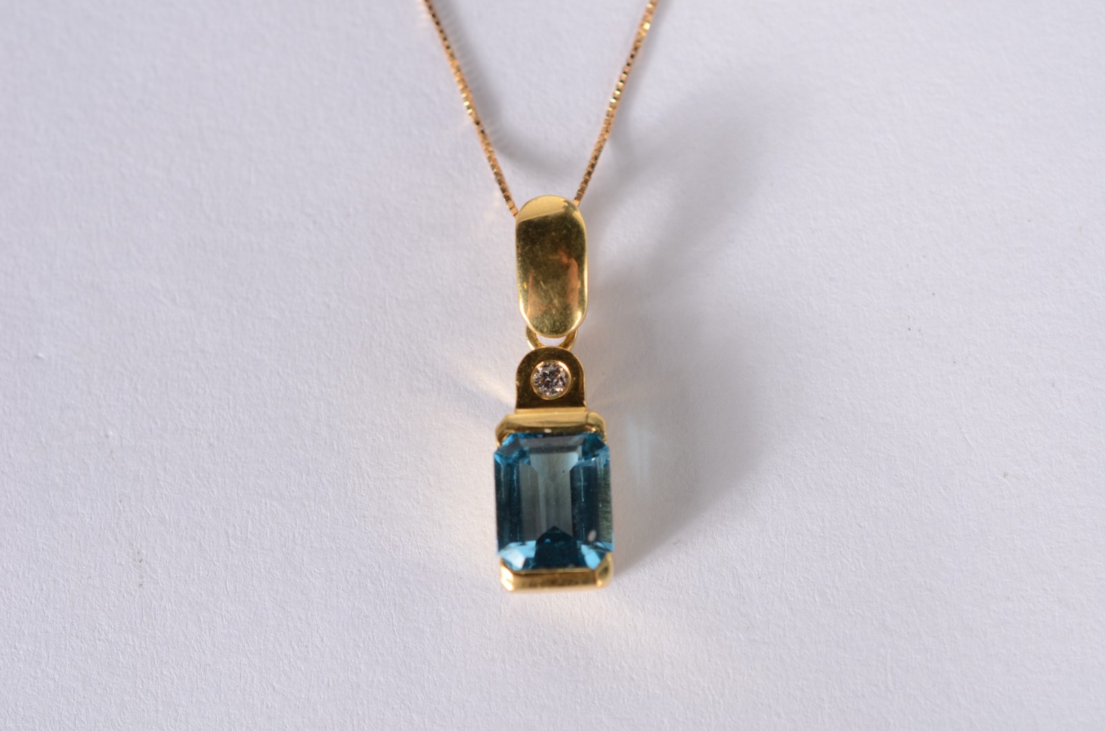 Colar de ouro 18 k., contraste 750 mls com pendente com pedra azul... - foto 2 de 8