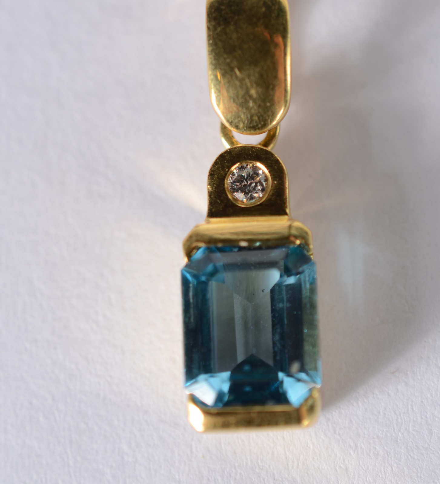 Colar de ouro 18 k., contraste 750 mls com pendente com pedra azul... - foto 3 de 8