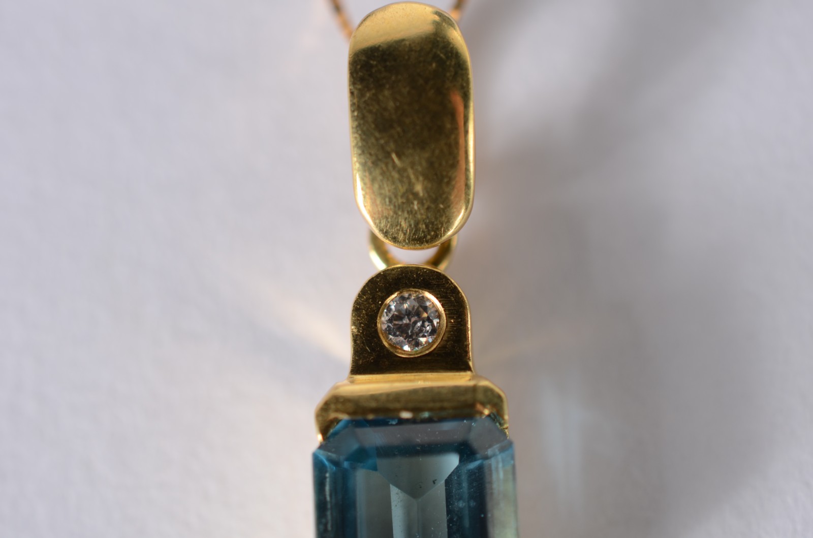 Colar de ouro 18 k., contraste 750 mls com pendente com pedra azul... - foto 4 de 8