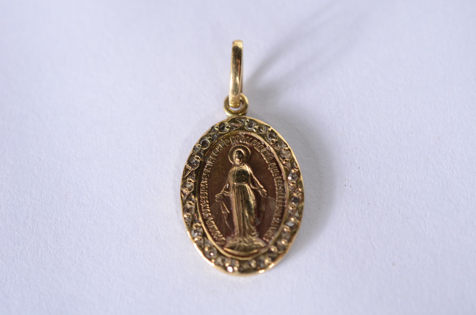 Pendente de ouro 18 k. com imagem sacra cravejada com 22 brilhantes... - foto 1 de 4