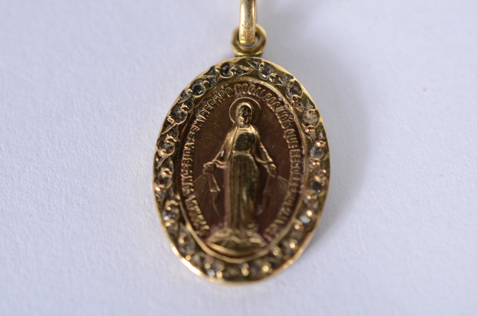 Pendente de ouro 18 k. com imagem sacra cravejada com 22 brilhantes... - foto 2 de 4