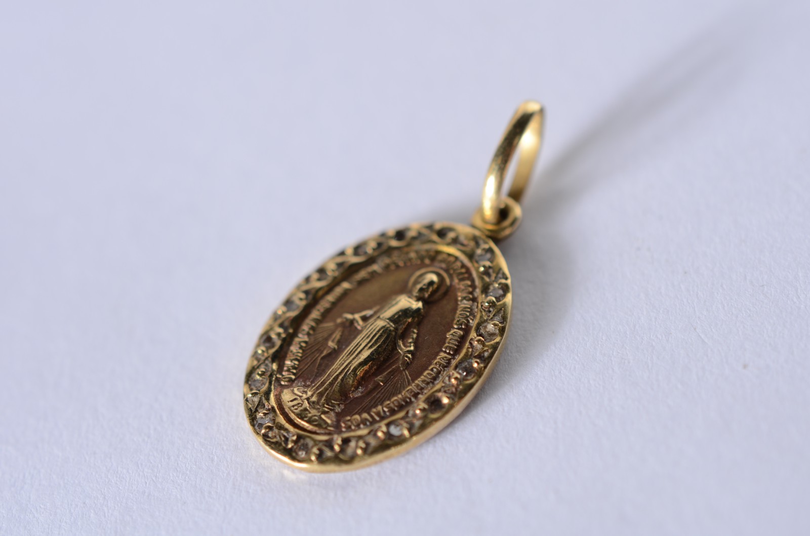 Pendente de ouro 18 k. com imagem sacra cravejada com 22 brilhantes... - foto 3 de 4