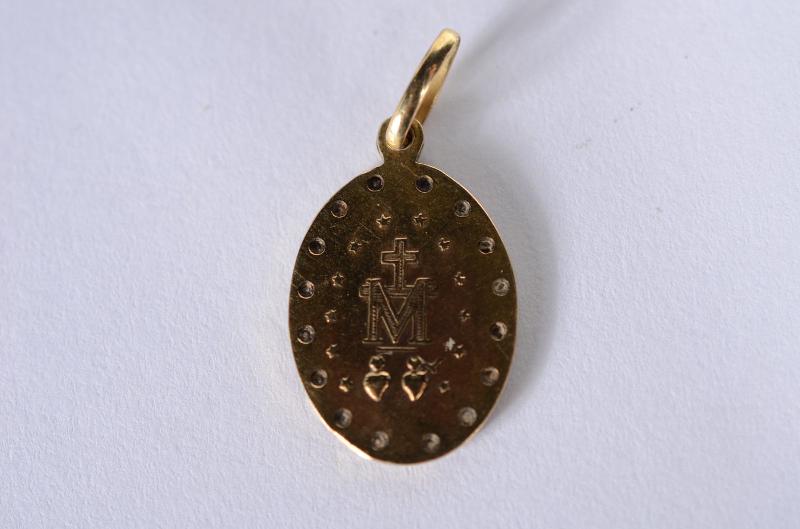 Pendente de ouro 18 k. com imagem sacra cravejada com 22 brilhantes... - foto 4 de 4