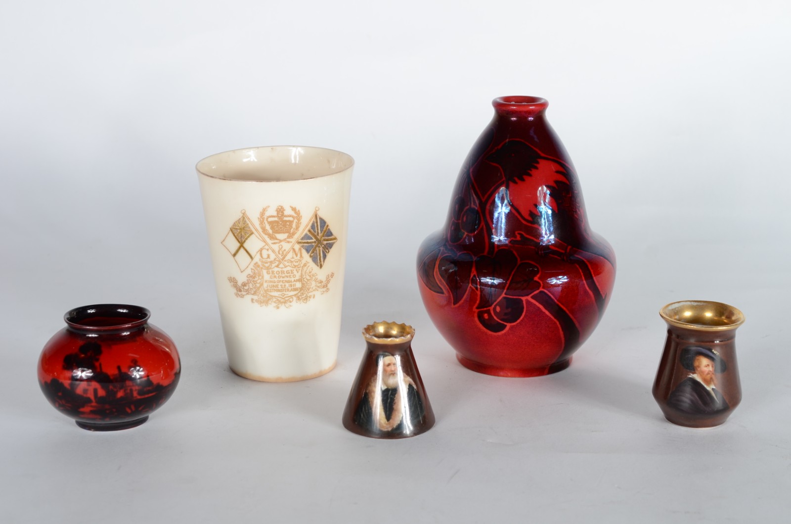 Cinco peças, sendo: Copo inglês comemorativo Rei George - 1911; vaso... - foto 1 de 11