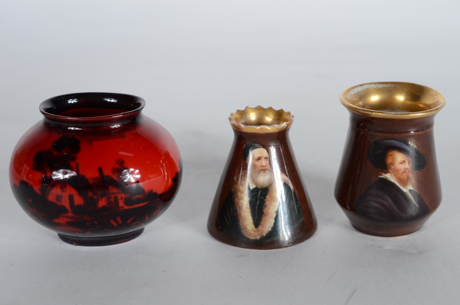 Cinco peças, sendo: Copo inglês comemorativo Rei George - 1911; vaso... - foto 2 de 11