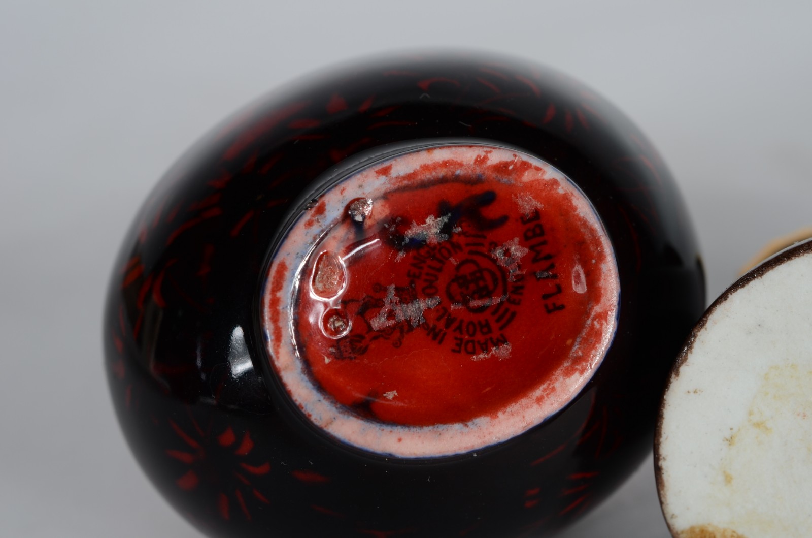 Cinco peças, sendo: Copo inglês comemorativo Rei George - 1911; vaso... - foto 4 de 11