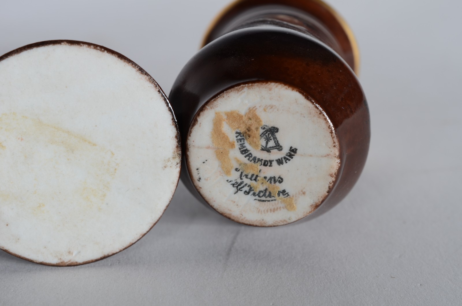 Cinco peças, sendo: Copo inglês comemorativo Rei George - 1911; vaso... - foto 5 de 11
