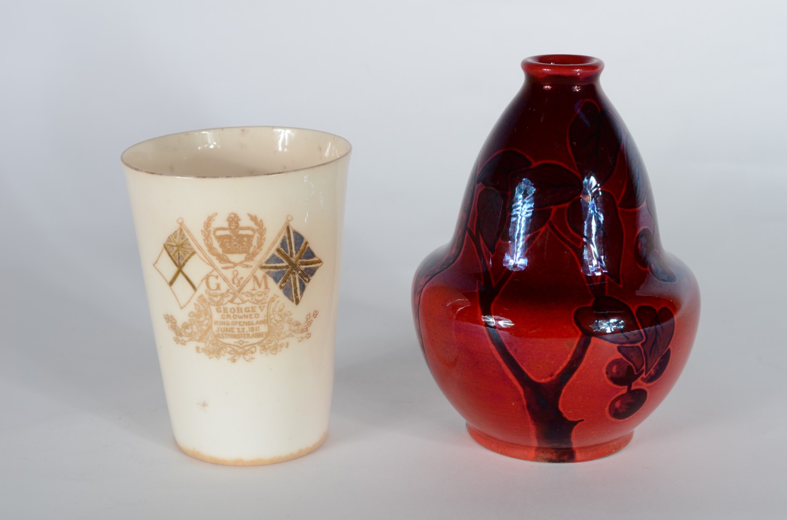 Cinco peças, sendo: Copo inglês comemorativo Rei George - 1911; vaso... - foto 6 de 11