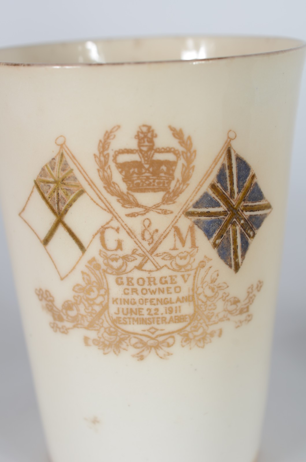 Cinco peças, sendo: Copo inglês comemorativo Rei George - 1911; vaso... - foto 7 de 11
