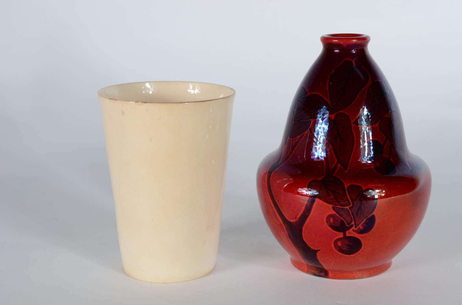 Cinco peças, sendo: Copo inglês comemorativo Rei George - 1911; vaso... - foto 8 de 11