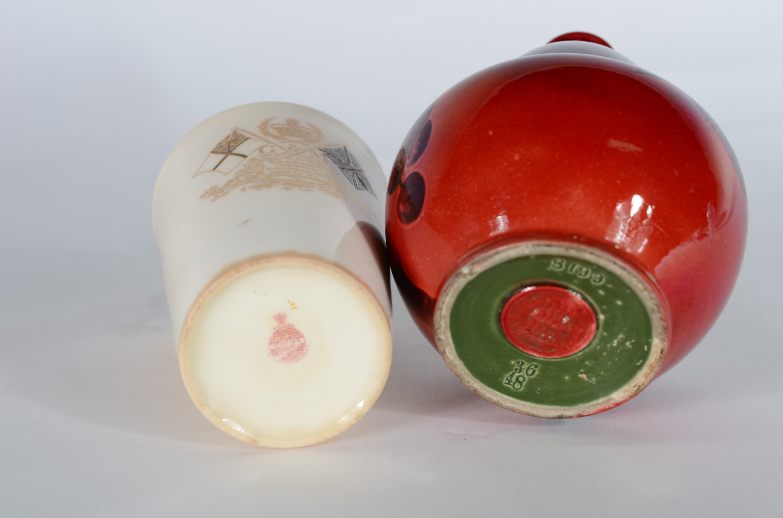 Cinco peças, sendo: Copo inglês comemorativo Rei George - 1911; vaso... - foto 9 de 11