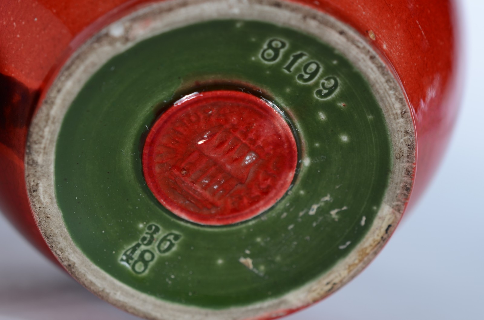 Cinco peças, sendo: Copo inglês comemorativo Rei George - 1911; vaso... - foto 11 de 11