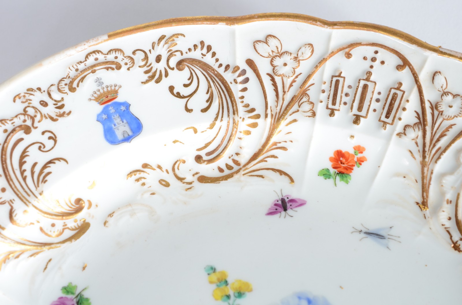 Marques de Abrantes - Prato de porcelana europeia brasonada e... - foto 3 de 9