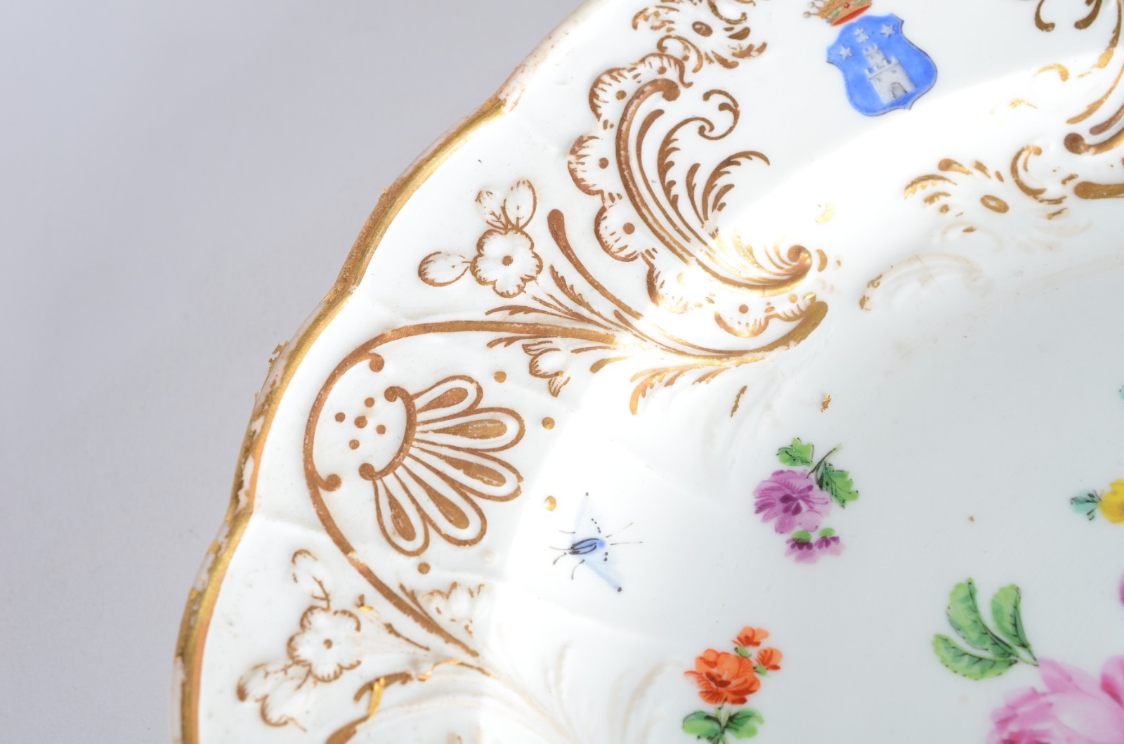 Marques de Abrantes - Prato de porcelana europeia brasonada e... - foto 5 de 9