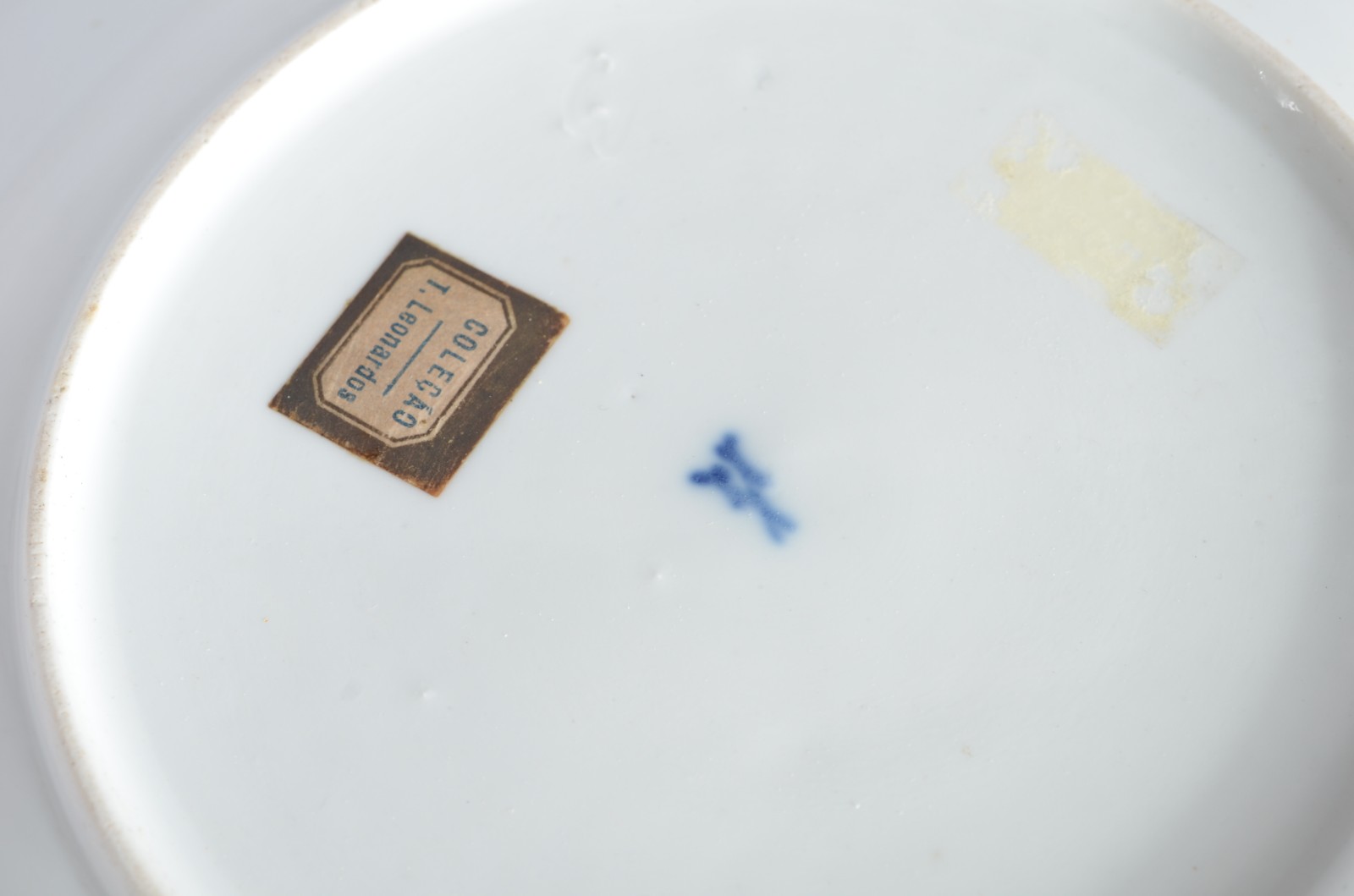 Marques de Abrantes - Prato de porcelana europeia brasonada e... - foto 9 de 9