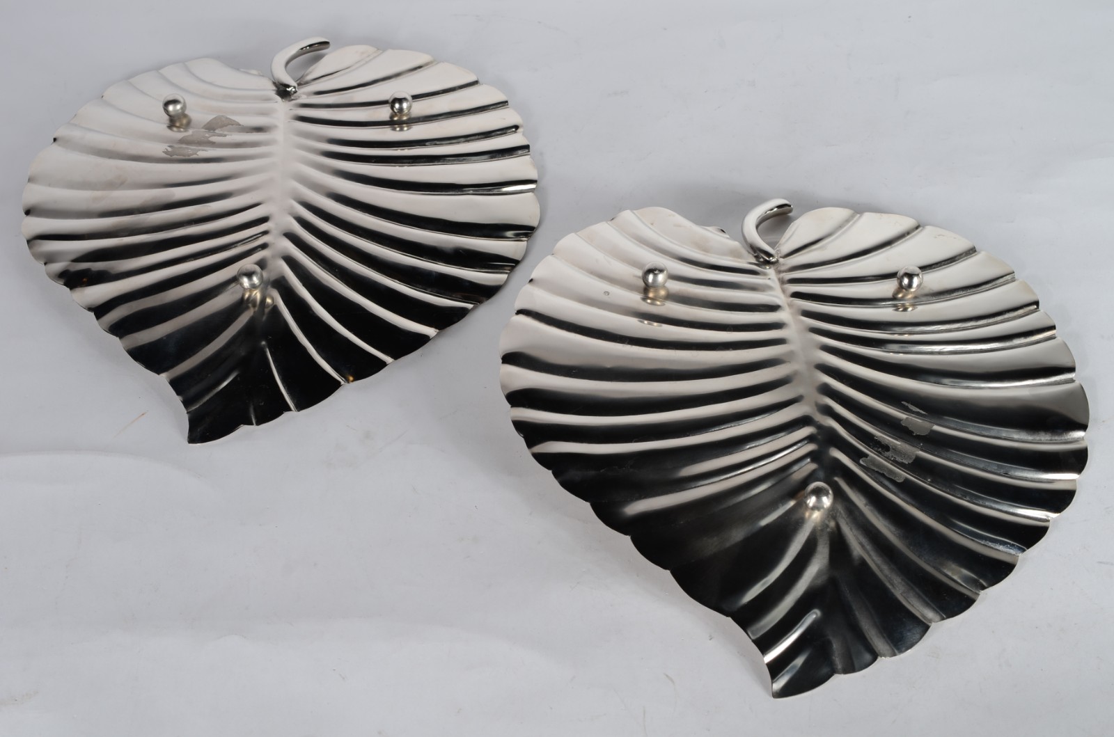 Quatro peças de metal prateado, sendo: 2 jarras para água e 2 folhas... - foto 3 de 7