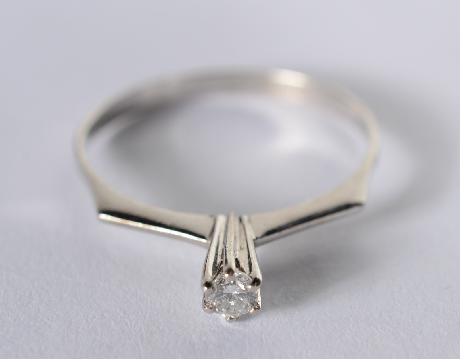 Solitário de ouro branco com um brilhante de 0,07 ct, aro 18. (Por... - foto 1 de 7