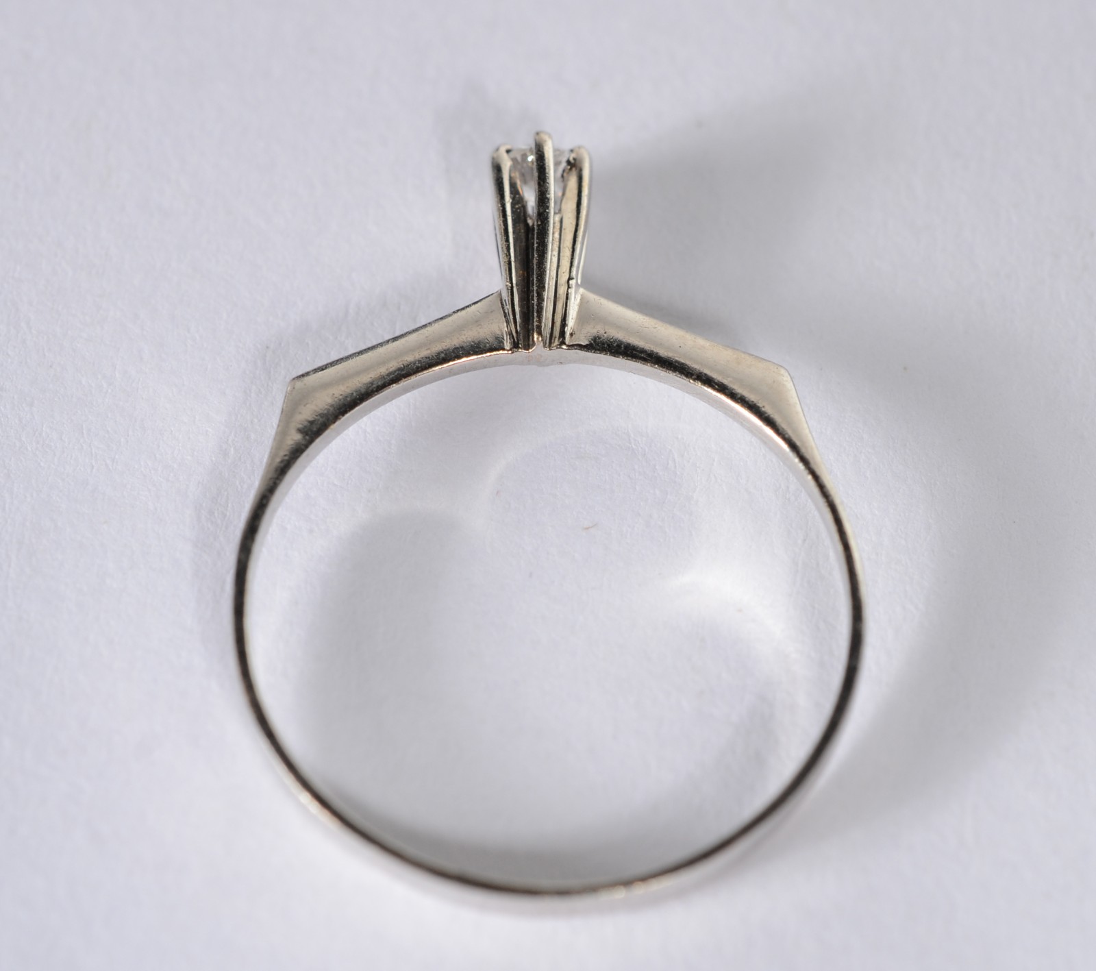 Solitário de ouro branco com um brilhante de 0,07 ct, aro 18. (Por... - foto 2 de 7