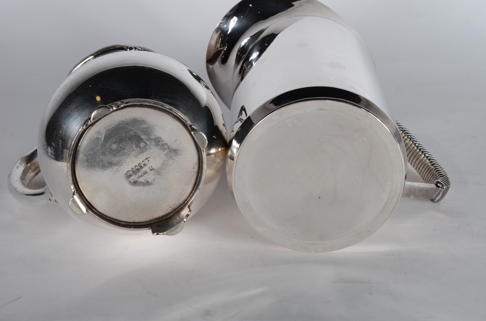 Quatro peças de metal prateado, sendo: 2 jarras para água e 2 folhas... - foto 6 de 7
