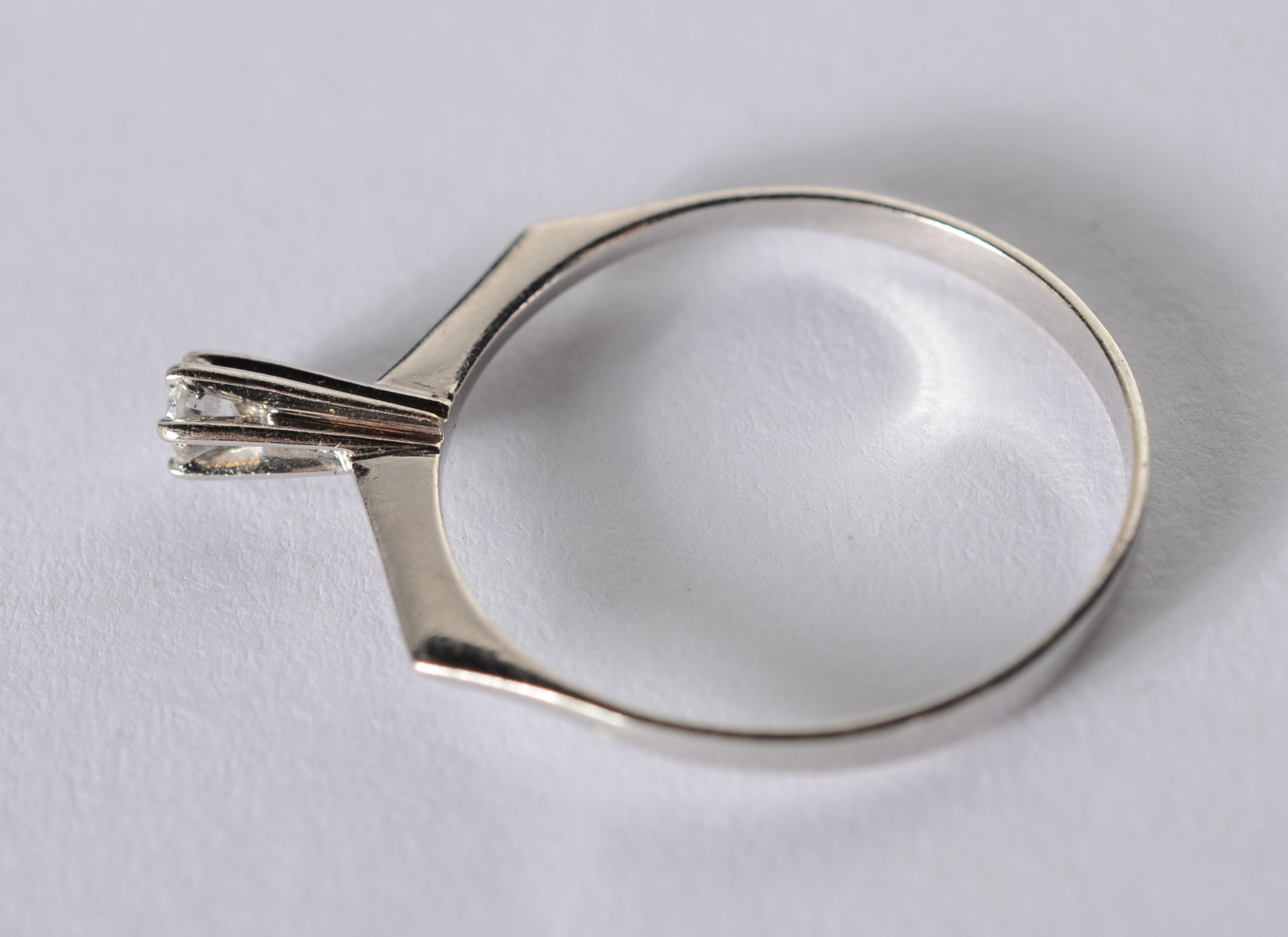 Solitário de ouro branco com um brilhante de 0,07 ct, aro 18. (Por... - foto 4 de 7