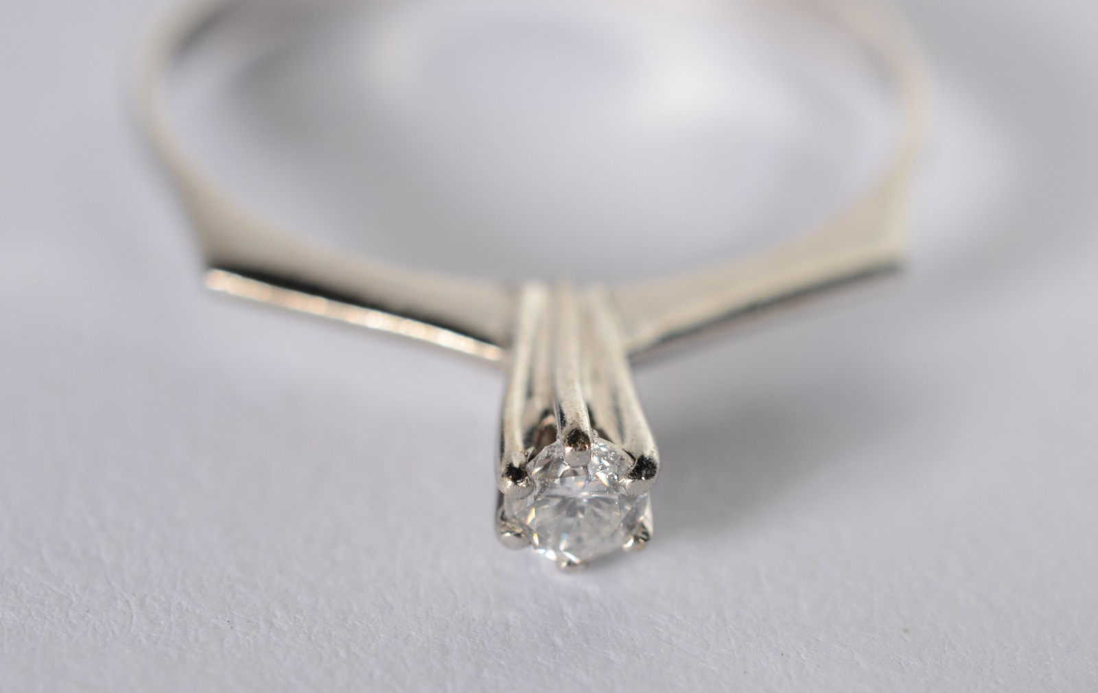 Solitário de ouro branco com um brilhante de 0,07 ct, aro 18. (Por... - foto 5 de 7