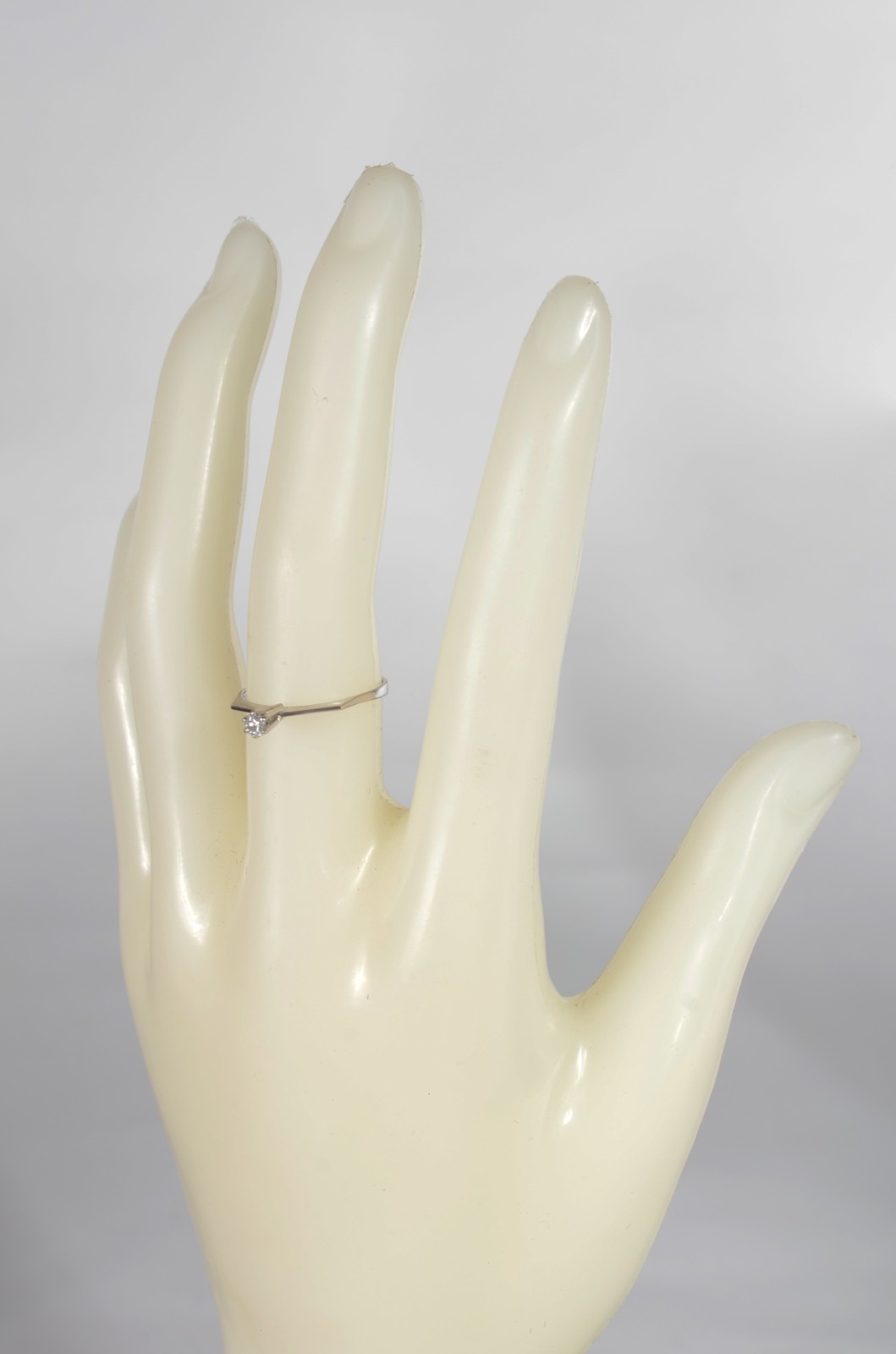 Solitário de ouro branco com um brilhante de 0,07 ct, aro 18. (Por... - foto 6 de 7
